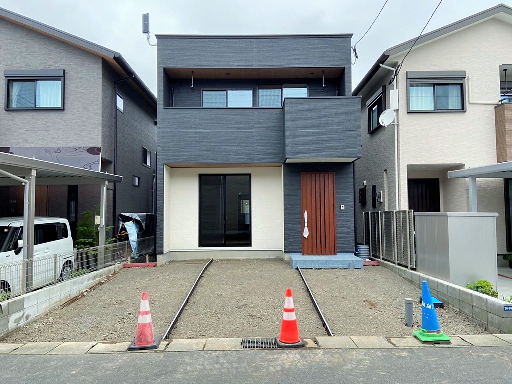 白いクロスが映えるシンプルで明るい家